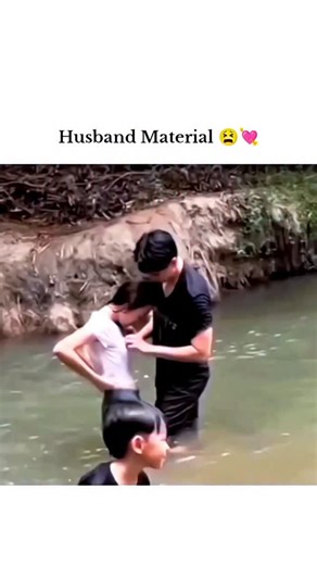 THE UNDISCOVER REELS 😶‍🌫️ on Instagram: "日本利用压电瓷砖将脚步转化为电能。这些瓷砖捕捉来自你脚步的动能。当你行走时，你的重量和动作用会对瓷砖产生压力。瓷砖会轻微弯曲，从而产生机械应力。瓷砖内部的压电材料将这种应力转化为电能。每一步都会产生少量电荷，而数百万步结合在一起就能产生足够的电力来驱动LED灯、显示屏和传感器。在像涩谷车站这样繁忙的地方，每天大约有240万个脚步为这一系统作出贡献。这些电能可以被储存或立即使用，从而减少对传统电力来源的依赖，并支持可持续的城市基础设施。这种方法将日常运动转化为实用的可再生能源。 #日本 #知识 #事实 #你知道吗 #推荐 科技 创新 历史 技术 实验 热门"