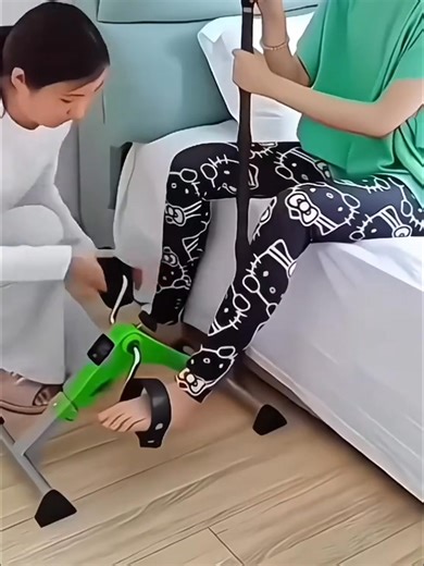 Un lungo recupero vi rende rigidi e stanchi? ⏳🦵 Questo pedaliera portatile vi permette di muovervi dolcemente ogni giorno. Pedalate con le mani o con i piedi, regolate la resistenza in base ai vostri miglioramenti e leggete i vostri progressi sul display LCD. Silenzioso, stabile e facile da ripiegare per la casa o l'ufficio. Sconto -37% 🛒👉 red-lynx.com/l1/it/pedalflex | RedLynx