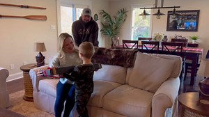 SereneLife Premium Bathtub Tray Caddy with Gift Box and Bow Set, Expandable Bath Tray, Unique House Warming Gifts for Mom, Women, Wedding, Anniversary, Bridal Shower, Fit for All Tub - Classic