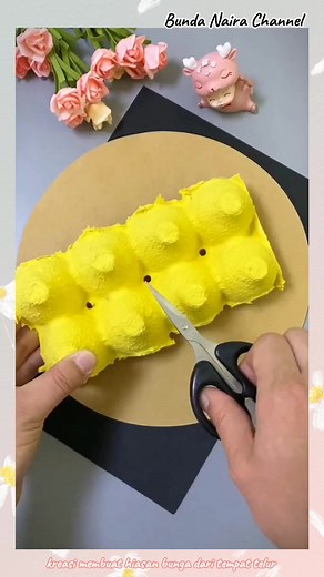 Kreasi membuat hiasan bunga dari tempat telur. #ketrampilantangan #idekreatif #kreasikreatif #creative #handhmade #tutorialflowers #flowers #kreasidaurulang #prakaryaanak #prakarya #foryou #rells #fypviral Semua Orang @pengikut | Bunda Naira channel