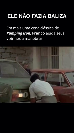 Vinicius Ferreira - Treino de Força através do Tempo on Instagram: "Franco tira um carro da vaga com a força bruta (Pumping Iron) 📽️ Na cena lendária de Pumping Iron, Franco Columbu simplesmente levanta a traseira de um carro para sair da vaga. Parece humor, mas é pura real world strength — força funcional em estado bruto. O que está em jogo ali: 🔩 Grip strength (força de pegada) capaz de erguer um eixo metálico. 🔩 Isometria ativa nos quadris, eretores da espinha e trapézio inferior. 🔩 Habil