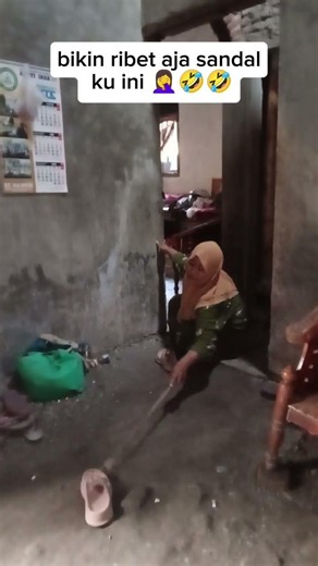 bikin ribet aja sandal ini 🤦‍♀️🤣🤣