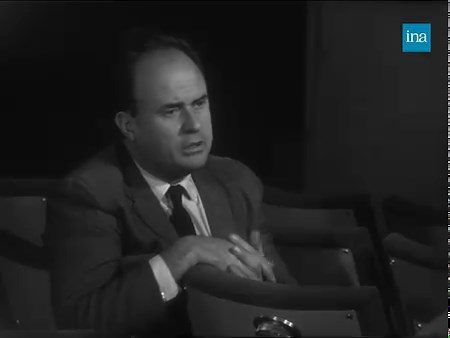 Jean Rouch, célèbre ethnologue français est décédé il y a 20 ans. En 1961, il explique à la télévision comment le cinéma et les moyens techniques "légers" ont permis aux scientifiques de documenter précieusement leurs expéditions. Un "cinéma réel" qui fera la notoriété du chercheur et cinéaste spécialiste de l’Afrique. | INA