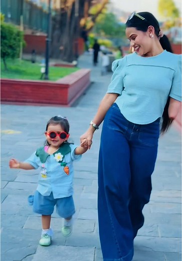 Pyaroo Sangsar Mero: One-Hand Dance by Saanvika