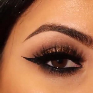 Vamos começar a semana com uma make glamourosa?