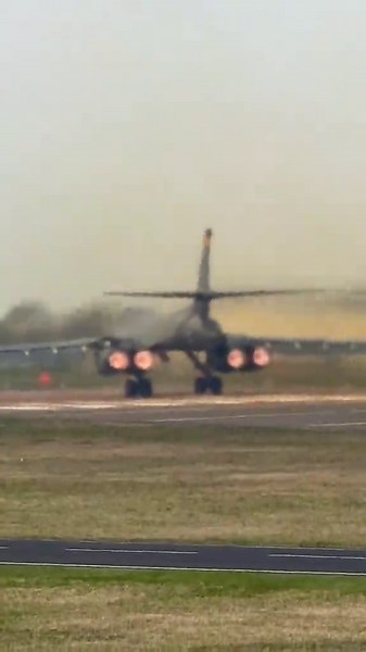 Insane power 💪 of the 🇺🇸 USAF B1 Bomber! So powerful it almost knocked us off our feet! Insane thrust and heat haze the B1 disappears! #b1 #usaf #raffairford #airforce #aviation