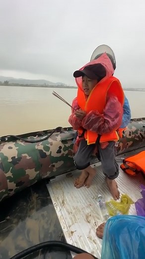 251K views · 3.6K reactions | Suốt hai ngày, cậu bé thơ dại lênh đênh trên thuyền cùng Đội cứu hộ SOS Mân Côi Hà Tĩnh Đậu Văn Mân , gọi tên mẹ giữa dòng sông Lam mênh mông... Và hôm nay... mẹ của cháu "ĐÃ VỀ" Xin chia sẻ nỗi đau cùng gia đình. Cảm ơn các anh em Đội SOS Mân Côi Hà Tĩnh đã không ngừng nỗ lực suốt những ngày qua. | Hà Huy Khánh Channel | Facebook