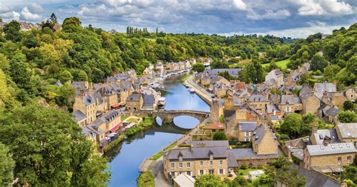 Cette incroyable cité médiévale, située à 2h de Nantes, est la destination à voir au moins une fois dans sa vie à l'automne