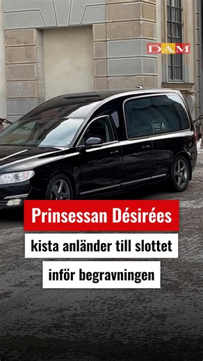 Här anländer prinsessan Désirées kista till Kungliga slottet. Idag är en sorgens dag. I eftermiddag hålls Hagasessans begravningsgudstjänst i Slottskyrkan. 👉 Svensk Damtidning är på plats och rapporterar hela dagen – följ oss på svenskdam.se Foto: Helena Wiklund/Svensk Damtidning | Svensk Damtidning