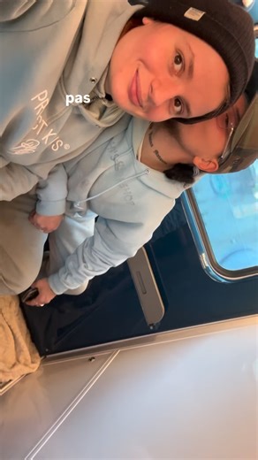 Oskar & Anne Elizabeth 🍀 on Instagram: "Il y a des moments où tu comprends que quelque chose s’est apaisé. Pas parce que tout est simple. Mais parce que celui que tu accompagnes n’est plus en survie. Voir son chien faire confiance, s’abandonner, se déposer dans des bras sûrs, quand on l’a porté, veillé, contenu pendant si longtemps… c’est vertigineux. Aujourd’hui, Oskar a trouvé un refuge. Un vrai. Et moi, j’ai compris que l’amour ne retient pas. Il sécurise. 🧡 #dogs #dogsofinstagram #dogmom #