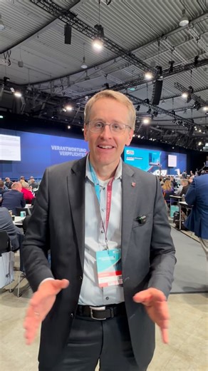 Die Initiative der CDU Schleswig-Holstein hat den Kinder- und Jugendschutz in den Fokus dieses Parteitages gestellt. Der Bundesparteitag hat die Forderung der CDU Schleswig-Holstein für ein Mindestalter für die Nutzung von Social Media-Plattformen beschlossen. Die CDU Schleswig-Holstein hat gemeinsam mit der CDU Thüringen durchgesetzt, den Antrag auf dem Bundesparteitag in der Sache zu entscheiden und nicht in Gremien zu verweisen. Endlich schützen wir Kinder und Jugendliche vor den Gefahren von