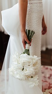 The Wedding Rose 🤍 A favourite in the garden and our design studio. White blooms with a lemony scent, sturdy stems and incredible vase life. Definitely one to add to your garden. ✨ | Little Lyndoch Flower Farm