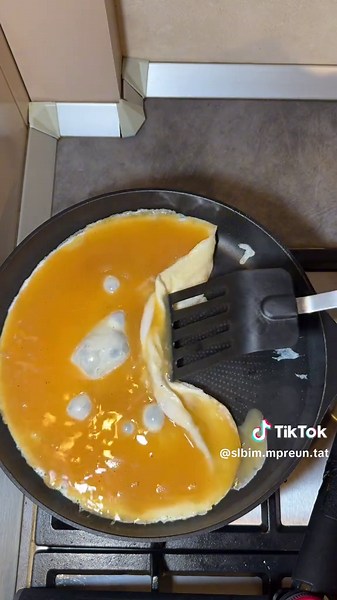 🎬 MIC DEJUN CU OMLETĂ PUFOASĂ ȘI COTTAGE CHEESE — 470 KCAL, 52G PROTEINĂ! 💪 📝 Omletă pufoasă cu albuș, ouă și zucchini, lângă cottage cheese cu ardei gras și avocado — un mic dejun complet care te ține sătul ore întregi fără să te încarci! 😍 Proteine, grăsimi sănătoase și legume — tot ce are nevoie corpul dimineața! Salvează rețeta! 🔖 Distribuie — poate ajuți și pe altul să înceapă ziua mai bine! ❤️ Ingrediente (1 porție): 🫒 5ml ulei de măsline 🥚 2 ouă 🥛 250ml albuș lichid 🥒 100g zucchi
