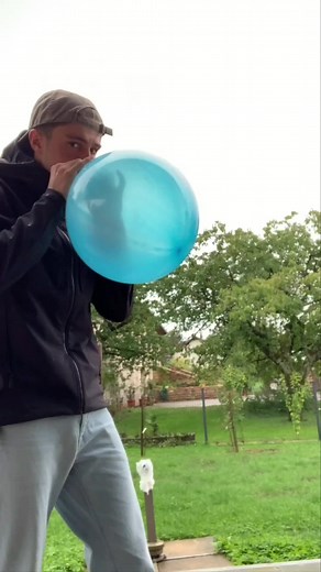 Scaring the neighbours🎈🌧 #blowtopop #balloonpop #balloonblowing #balloons #outdoor #rain
