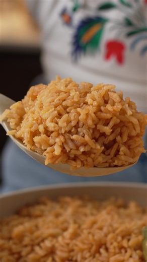 If you still can’t make the perfect Mexican rice, don’t worry today I’m going to show you the easiest way to make it. It’s so simple, you’ll be able to make it with your eyes closed. Ingredients: 1 1/2 cup long grain rice 4 oz tomato sauce 1 tsp onion and garlic powder 1/2 tsp ground cumin 2 tsp tomato bouillon 2 tsp chicken bouillon 3 cup plus 2 tbsp water 1 serving of love 💕 #mexicanrice #redrice #arrozrojo #mexicanrecipes #RecetasFaciles