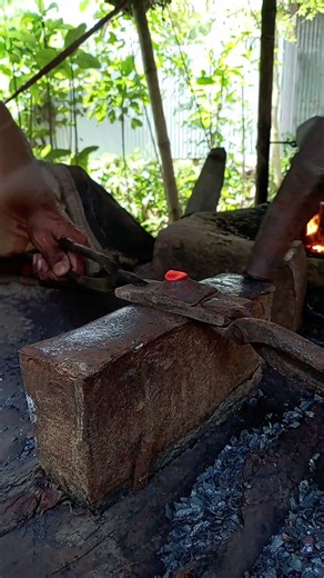 Watch raw iron turn into a deadly masterpiece ⚒️Pure blacksmith skill — no machines, just fire & py