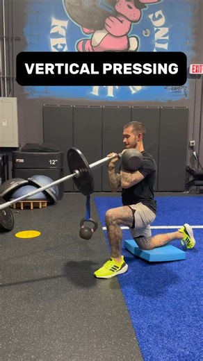 ➖VERTICAL PRESSING➖ 💥 Vertical pressing is more than just shoulder strength—it’s a full-body expression of stability, control, and overhead mobility. 💡 Whether it’s a strict press, push press, or jerk variation, vertical pressing challenges your thoracic extension, scapular rhythm, core engagement, and even your lower body mechanics! 🌐www.usasportsmedicine.com #southflorida #sportsmedicine #chiropractic #prptherapy #physicaltherapy #regenerativemedicine | USA Sports Medicine
