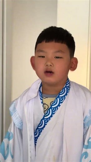 Boy hilariously shakes on vibrating exercise plate in Heilongjiang, China