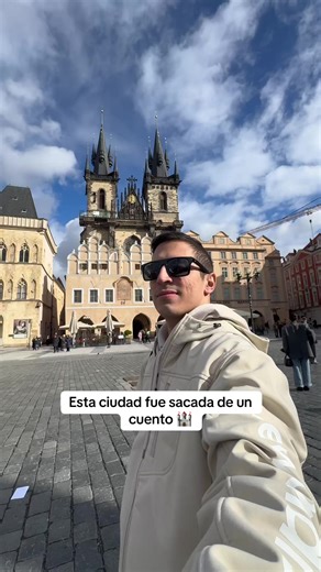 Ciudad sacada de un cuento 🏰🙈 Asi es Praga, una autentica ciudad medieval. Es una ciudad que se puede recorrer perfectamente a pie en 1 o 2 días. Lo que más me gustó fue su centro histórico y su castillo. Te recomiendo que para visitarla te hospedes en una zona céntrica. @Prague Dream Hostel tiene habitaciones muy comodas a un precio excelente. Te dejo mi cod de descuento: LUCAS10 #praga #europa #viajes #argentinosporelmundo