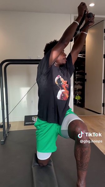 💪 Your Core is the key to dominating the court! From taking contact, to making move, to Defense — they’re working.🔥 Try this core exercise to build strength and stabilization! Get the full workout on the NEW GBG Hoops app, dropping for iOS on September 30! 🏀 #ShoulderWorkout #BasketballWorkout #nbaworkout