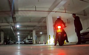 【iiissiii】地库练车，遇路人甲尬聊，还有喜闻乐见的倒车…