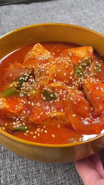 @muscle.cook ← 鶏胸肉専門レシピまとめ♪ 【鶏胸肉と豆腐のスンドゥブ鍋】 ⁡ 【栄養素】 カロリー：310kcal タンパク質：35g 脂質：7g 炭水化物：20g 【材料】一人前 ・皮なし鶏胸肉(150g) ・片栗粉(大さじ1) ・水(200㎖) ・醤油(大さじ1) ・ラカント(大さじ1) ・コチュジャン(大さじ1) ・粉唐辛子(大さじ1) ・ガラスープの素(小さじ1) ・おろしニンニク(小さじ1) ・玉ねぎ(1/4個) ・長ネギ(1/2本) ・豆腐(100g) ・ゴマ(少々) ⁡ 【作り方】 ①皮なし鶏胸肉(150g)を 片栗粉(大さじ1)でまぶす ②水(200㎖)醤油(大さじ1) ラカント(大さじ1)コチュジャン(大さじ1) 粉唐辛子(大さじ1)ガラスープの素(小さじ1) おろしニンニク(小さじ1)を入れる ③沸騰したら スライスした玉ねぎ(1/4個) 斜め切りした長ネギ(1/2本) 豆腐(100g)を入れて煮込む ④片栗粉をまぶした鶏胸肉を入れる 鶏肉に火が通ったら ゴマ(少々)を振りかけて完成 ： ： ： #豆腐 #豆腐レシピ #豆腐ダイエット #スンドゥブ #