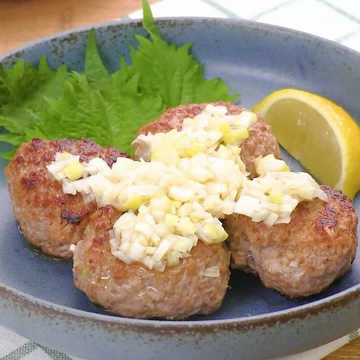 豚ひき肉で！ ねぎ塩レモンだれのつくねのレシピ動画・作り方 | デリッシュキッチン