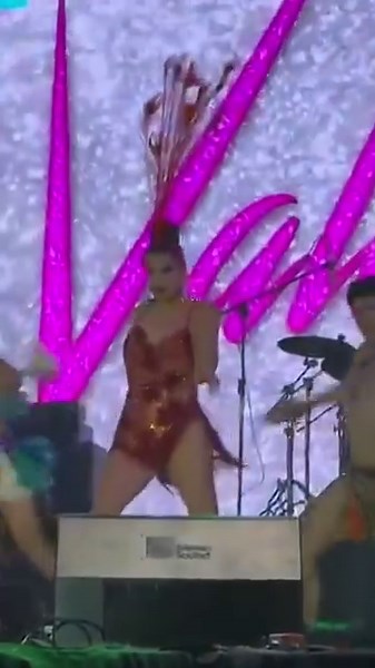 20K views · 913 reactions | Primera parte del show que ofreció Valentina en el zócalo de la Ciudad de México  con motivo del #Pride | Valentina Latina | Facebook