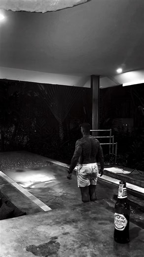 David Friberg | Online Coach on Instagram: "Jag har varit ensam här i två veckor. Jobbat, åkt runt, tränat, ätit det jag velat och tagit en bärs när jag känt för det. Inget schema någon annan satt. Inget att bevisa. Bara jag och mina tankar. Hemma i Sverige satt jag i ett kök i fyra månader och hamrade vikter på Nordic. Jag älskar det där mörkret. Det är något med det som gör mig skarpare. Nästan som att depressionen i luften bygger mig istället för att bryta ner mig. Men samtidigt blir det trån