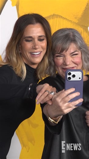 Mindy Cohn 𝘢𝘵𝘵𝘦𝘮𝘱𝘵𝘦𝘥 to take a selfie with Kristen Wiig at the "Palm Royale" season 2 finale event. 😂 | E! News