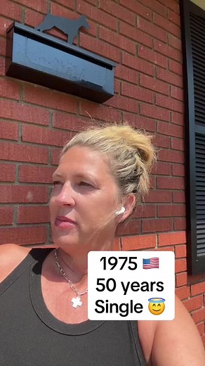 Single women USA #noboyfriend #alonegirl #over40