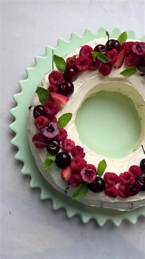 Delicious Chocolate Ripple Wreath Cake Recipe