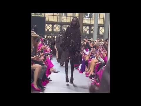 Many Models TRIP, FALL & REMOVE THEIR SHOES at Valentino Spring⧸Summer 2023