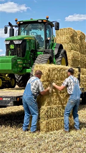 USA Farmers Loading Hay Bales Giant Load with John Deere 9RX Tractor 🚜 | Heavy Farming Work