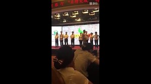 Un patron chinois donne des fessées à ses employés