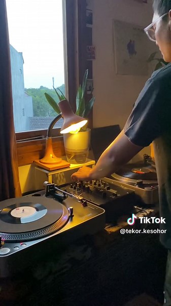 Playing some soft 80s tracks!!