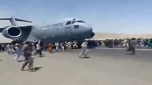 WATCH: Chaos at Kabul airport as people try to flee Afghanistan. (🎥: CNN) https://www.foxcarolina.com/video-people-latch-on-to-moving-plane-while-trying-to-escape-afghanistan/article_e592ad43-15b1-5d47-9fb7-e346cdf1e4f1.html | Fox Carolina News