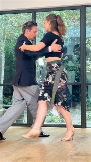Do you know the secret to inviting someone to dance? 👀 In tango, the invitation is an art, not a question. Forget walking up and asking someone to dance—it’s all about subtlety and respect through cabeceo (a nod) and mirada (eye contact). 💡 Here’s how it works: 1️⃣ The Leader’s Role: Make eye contact with the follower across the room. If they hold your gaze, nod slightly (cabeceo) to signal your invitation. 2️⃣ The Follower’s Role: Respond with a nod if you accept—or look away politely if you