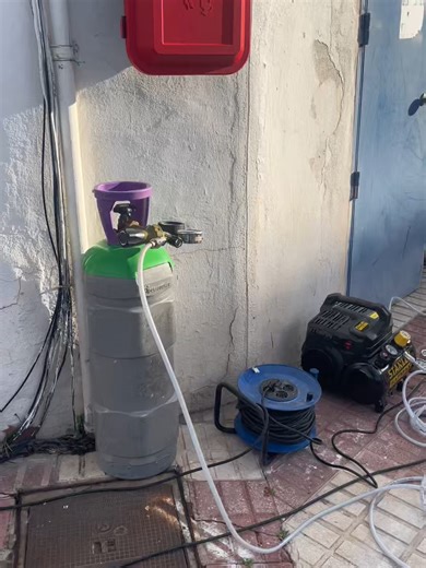 🚨 Nueva fuga localizada y reparada con éxito en el Puerto Deportivo de Marbella 📲 641 660 959 Actuamos de urgencia tras recibir aviso de que la empresa distribuidora de agua había solicitado el corte del suministro si no se solucionaba la incidencia. Gracias a nuestro sistema avanzado de localización de fugas con gas trazador y geófono, conseguimos detectar la fuga de forma rápida y precisa, evitando daños mayores y el corte del agua. ✅ Intervención urgente ✅ Localización sin obras innecesaria