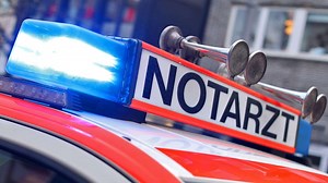 Unfall in Aichwald: Radfahrer schleudert nach Kollision auf Straße und wird von Auto erfasst