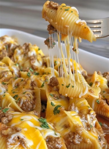 Cheesy Taco Stuffed Shells Homemade 🌮🍲 📝 Ingredients👇👇 250g jumbo pasta shells 500g ground beef or ground turkey 1 small onion, diced 2 cloves garlic, minced 1 packet taco seasoning 1 can (400g) diced tomatoes with green chilies 1 cup salsa 1 ½ cups shredded cheddar or Mexican blend cheese 1 cup ricotta or cottage cheese Salt and black pepper, to taste Optional toppings: chopped cilantro, sour cream, sliced green onions 💡💡Need-to-Know Info 💡💡 🔪 Skill Level: Easy 🌎 Cuisine: Mexican-Ins