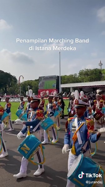 Penampilan Marching Band di Istana Merdeka