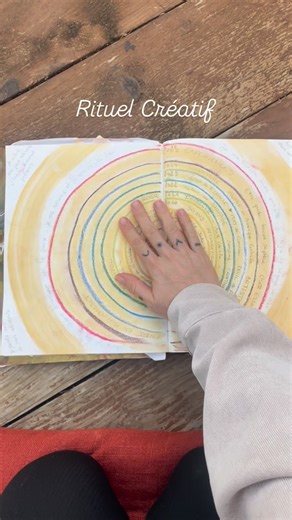Charlène ~ Artiste Therapeute Nomade on Instagram: "Rituel créatif — Refermer un cycle Hier, j’ai pris le temps de clôturer. Neuf années. Neuf cercles intérieurs. Des mots déposés, des souvenirs honorés, des parts de moi remerciées… Je me suis souvenue, j’ai écrit. J’ai tracé en conscience et gardé les mots graines Puis j’ai recouvert, avec présence et matière chaque cercle, en remerciant chacune des années traversées. Non pas pour effacer, mais pour transformer en terreau fertile ce qui m’a con