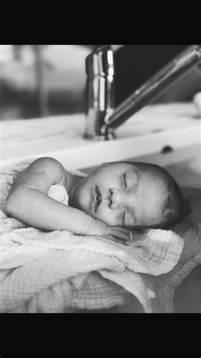 L’École Du Bien Naître on Instagram: "L’École du Bien-Naître est le seul centre officiel de transmission du Thérapeutique Bain Bébé® – Méthode Sonia Krief Le Thérapeutique Bain Bébé® ce n’est ni un soin esthétique, ni une mise en scène, ni une tendance. 👉 C’est un soin thérapeutique. Né de 40 ans de pratique clinique. Méthode déposée. Encadrée par une commission scientifique. Fondée et transmise par Sonia Krief, seule fondatrice de ce soin. Reconnue par plus de 400 maternités. ⚠️ Sortir du pr