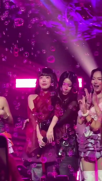 LyHan bất ngờ hôn má, ôm eo Han Sara ngay tại mini concert, không cần ai đẩy chị cũng tự lên thuyền! #news #yannews #tiktoknews #hansara #miniconcert #lyhan