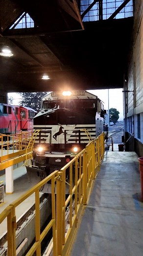 Norfolk Southern 4301 GE AC44C6M entrando al Centro de Inspeccion de Locomotoras / Siguenos @fxe4125 #fxe4125 #ferromex #norfolksouthern #ac44c6m #railroad | FXE 4125