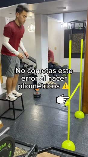 Los pliometricos son una excelente forma de mejorar la fuerza, velocidad y potencia. Nos permite mejorar el uso del ciclo de estiramiento y acortamiento, así como mayor eficiencia de la energía elástica. 🤔 Muchos clientes nos han comentado que utilizan los pliométricos para mejorar su explosividad realizandolos de manera extensa (estilo crossfit o functional). ❌👆🏼 Esa no es la mejor manera de trabajar la explosividad, para poder trabajarla el cuerpo debe tener la menor fatiga posible y cada r