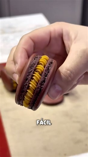 Luiza Vilhena | Masterchef on Instagram: "✨ Macarons descomplicados! No vídeo de hoje, te mostro como fazer macarons de forma simples e divertida. E sim, foi tema da prova do MasterChef! 😋 Quem quiser a receita, é só escrever “Quero Macarons” nos comentários que eu envio! Corantes ideais para macarons: Corante em gel (hidrossolúvel concentrado) Alta concentração de pigmento com baixa umidade. Exemplo: AmeriColor Soft Gel Paste, Wilton Gel Icing Color. Corante em pó (hidrossolúvel) 100% s