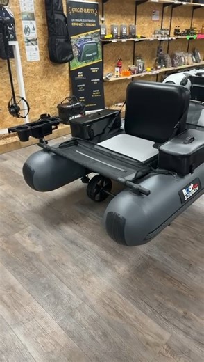 Nous avons livré un superbe Float Tube Float Fisher Pro 2.0 – Boat Solution France 🚤 🔥 Configuration premium : ✔️ Toile Valmex 0,9 mm – robustesse et longévité ✔️ 2 sacoches EVA – rangement pratique et étanche ✔️ Roues de transport – déplacements facilités ✔️ Plateau Scotty pour porte-boissons, téléphone portable et ustensiles de pêche Un équipement complet, fiable et parfaitement adapté aux pêcheurs exigeants qui veulent le meilleur sur l’eau 💪 👉 Envie d’un devis sur mesure ? Contactez-nous
