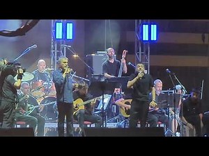 Βρέχει στη Φτωχογειτονιά - Ο Νταλάρας και οι νεαροί "Τεκετζήδες" στη συναυλία για τον Μίκη Θεοδωράκη